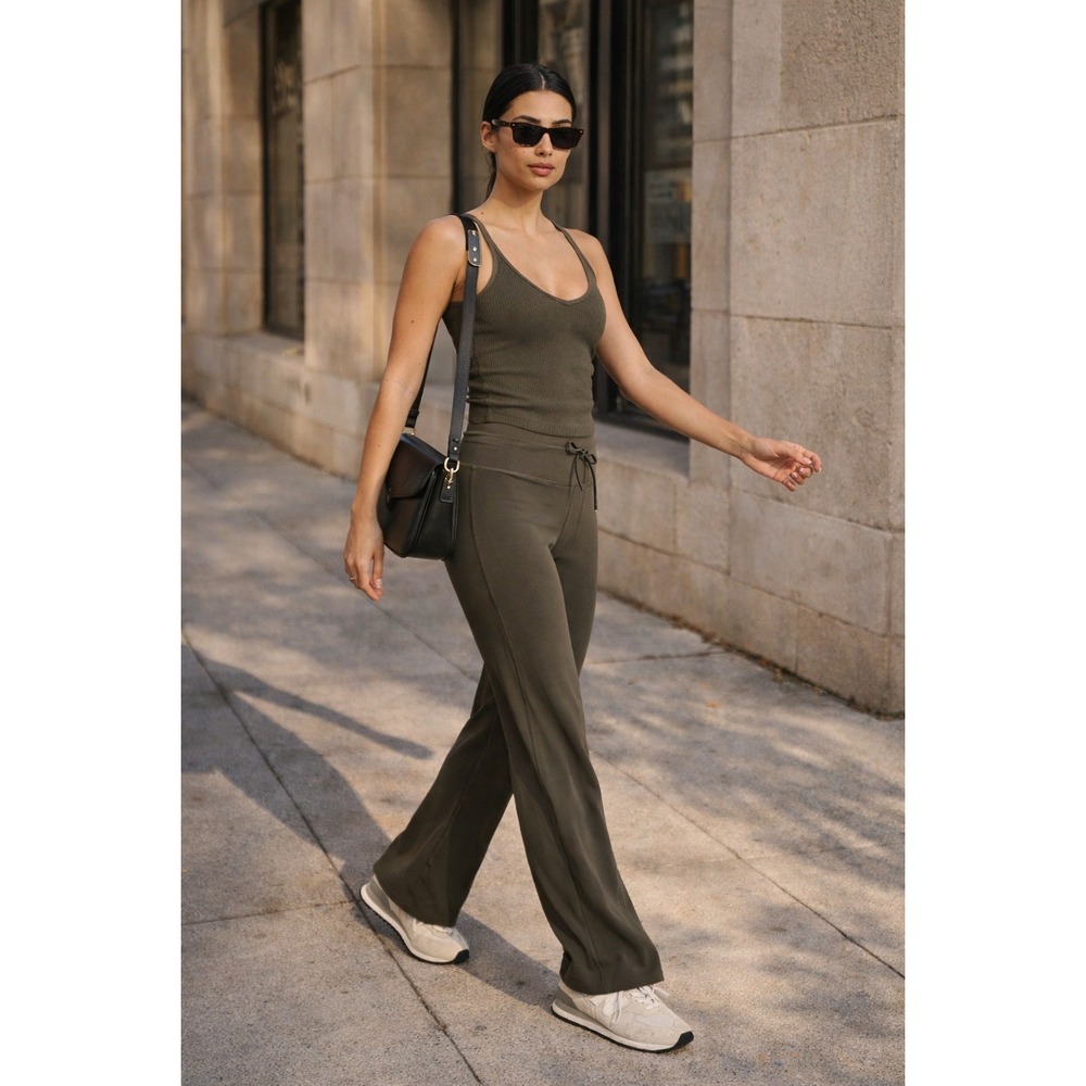Vuori Daily wide leg pants size‎ XL Oregano high rise lounge athleisure